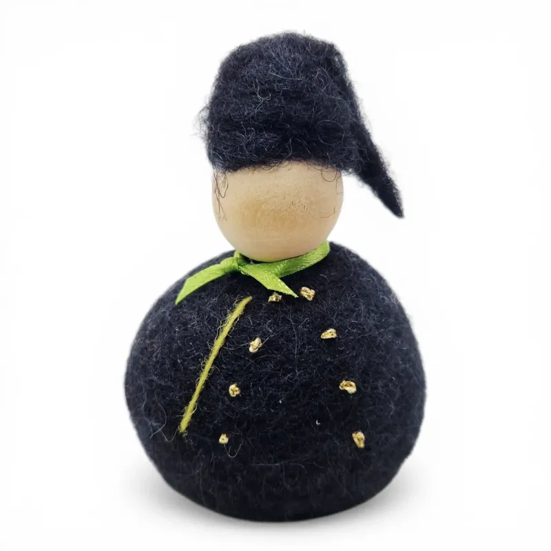 Handgerð ull, íslenskur karl Flóki með skotthúfu og lime hálsklút. Íslenskur minjagripur og gjöf.