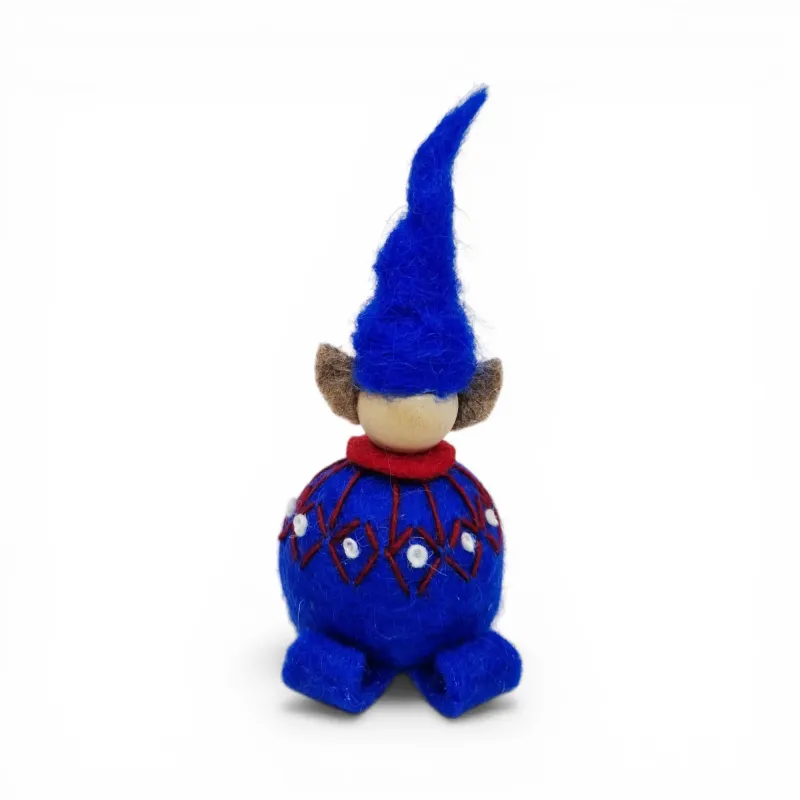 Handgerður blárullarálfur Flóki með samlita húfu og rauð mynstraðri peysu. Íslenskur minjagripur og gjöf.