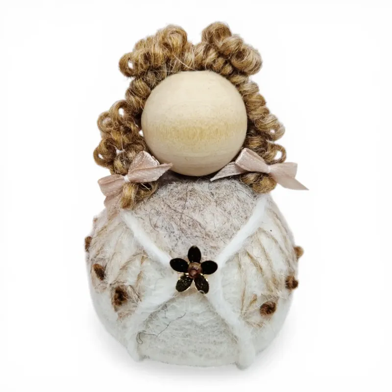 Handgerð ullar sumarstelpa Flóki í ljósbrúnni lopapeysu með samlita hárslaufu. Íslenskur minjagripur og gjöf