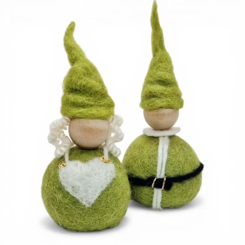 Handgert lime grænt jólapar Flóki úr ull, Sveinka með hjartasvuntu og Sveinki í hnepptum jakka. Íslenskur minjagripur og gjöf.