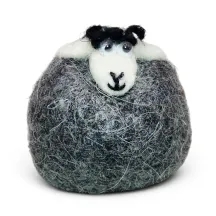 Fallegt handgert lamb Flóki úr ull grátt, með hvítt höfuð og falleg augu. Íslenskur minjagripur og gjöf