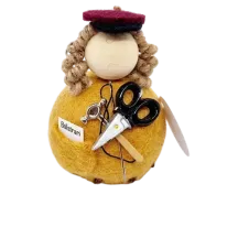 Sérsniðinn handgerður bólstrari Flóki úr ull með skæri, hamar og nál. Íslenskur minjagripur og gjöf